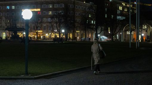 Wenig Licht in Stuttgart: Sicherheitsgefühl und Dunkelheit – Ist der Schlossplatz ein „schwarzes Loch“?