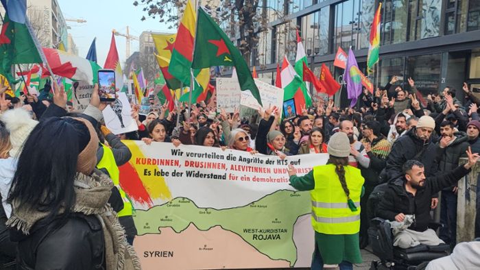 Kurdische Demo in Stuttgart: „Free Rojava“ – Tausende ziehen durch Innenstadt