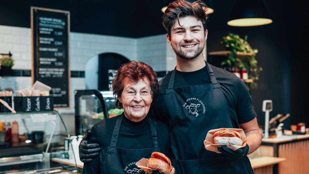 Nach Kontroverse um Namen: Vegane Fleischerei lädt Großeltern in Stuttgart auf einen LKW ein