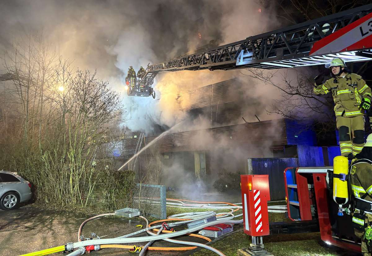 Brände: Mehrfamilienhaus brennt – Bewohner finden in Halle Zuflucht - Bayern
