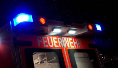 Gebäudebrand in Stuttgart-Heslach: Flammen schlagen aus Dachgeschoss – Feuerwehr im Einsatz