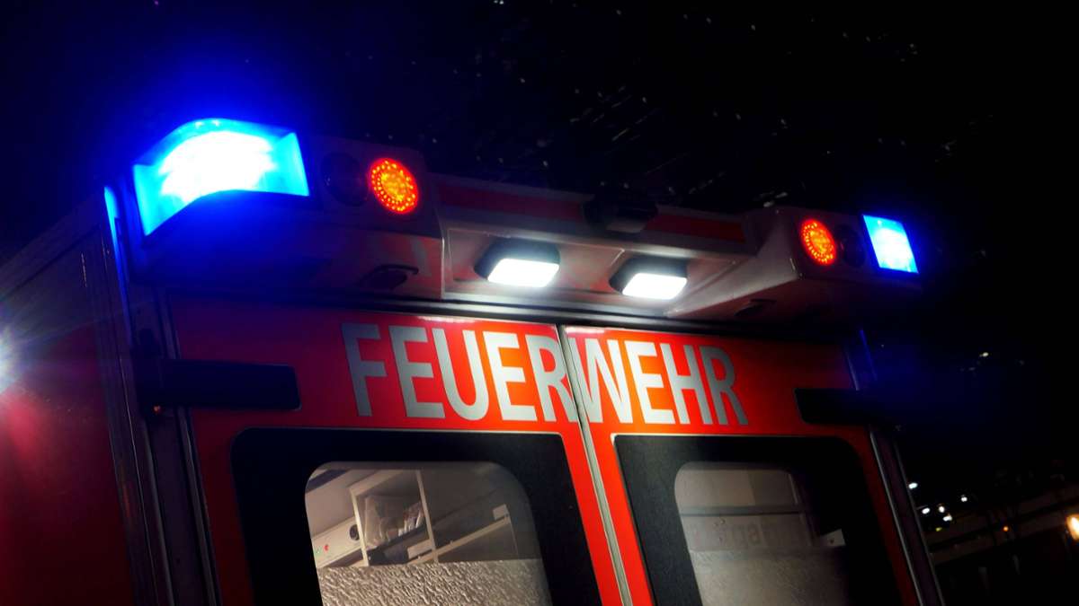 Gebäudebrand in Stuttgart-Heslach: Flammen schlagen aus Dachgeschoss – Feuerwehr im Einsatz