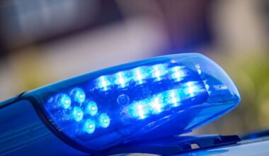 Karlsruhe: Mann in Sozialunterkunft zündet Kleidung von Schlafendem an