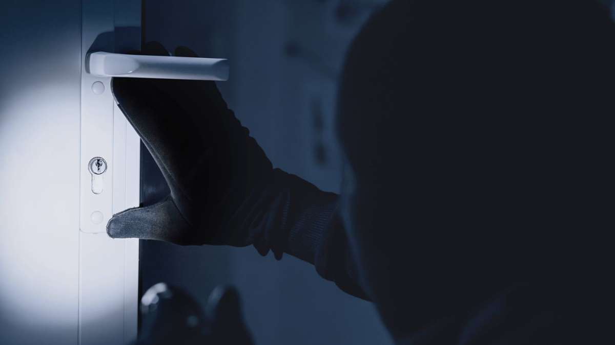 Polizei sucht Zeugen: Einbruchserie über den Jahreswechsel: Schmuck und Bargeld in Stuttgart gestohlen