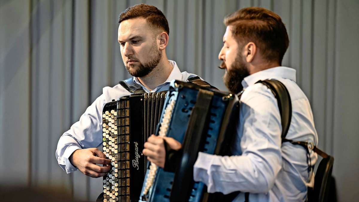 Konzert mit Instrument des Jahres: Zwei Meister am Akkordeon: Fellbachs Gala begeistert in der Schwabenlandhalle