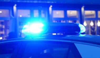 Chaosfahrt durch Stuttgart: Betrunkene baut Unfall, verliert Fahrzeugteil und lässt Mann ans Steuer