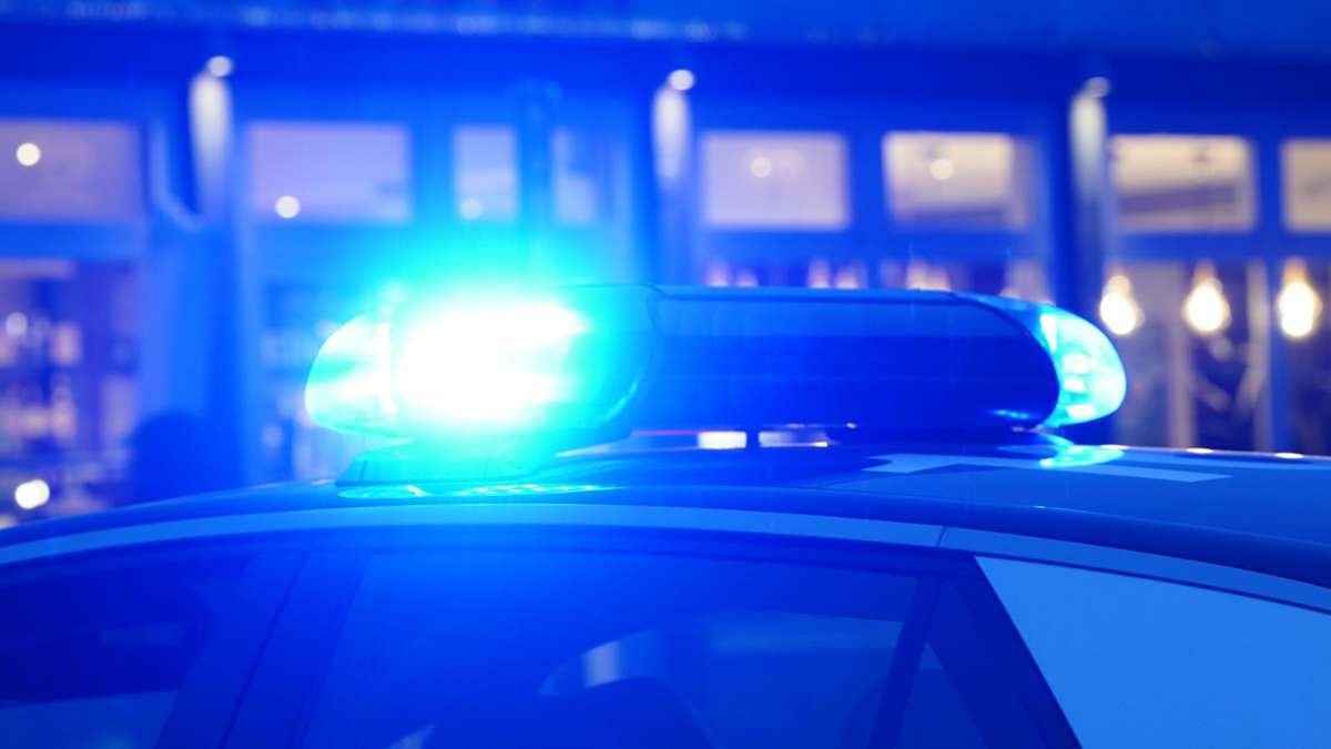 Chaosfahrt durch Stuttgart: Betrunkene baut Unfall, verliert Fahrzeugteil und lässt Mann ans Steuer