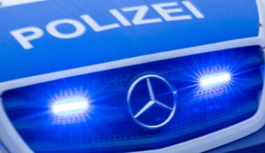 Stuttgarter Polizei sucht Zeugen: Fahrgast fällt bei Notbremsung in Bus aus seinem Rollstuhl
