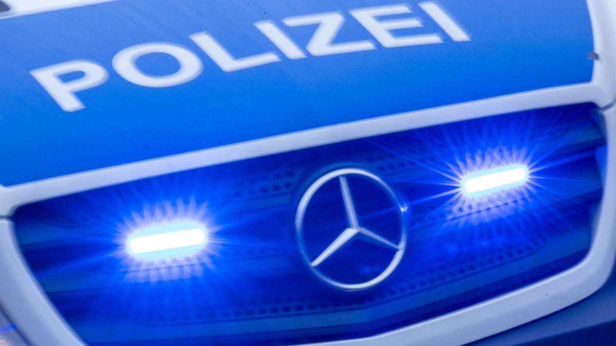 Stuttgarter Polizei sucht Zeugen: Fahrgast fällt bei Notbremsung in Bus aus seinem Rollstuhl