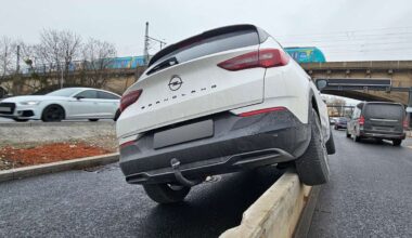 Unfall in Stuttgart: Opel hängt auf Spurtrenner – langer Stau am Rosensteintunnel