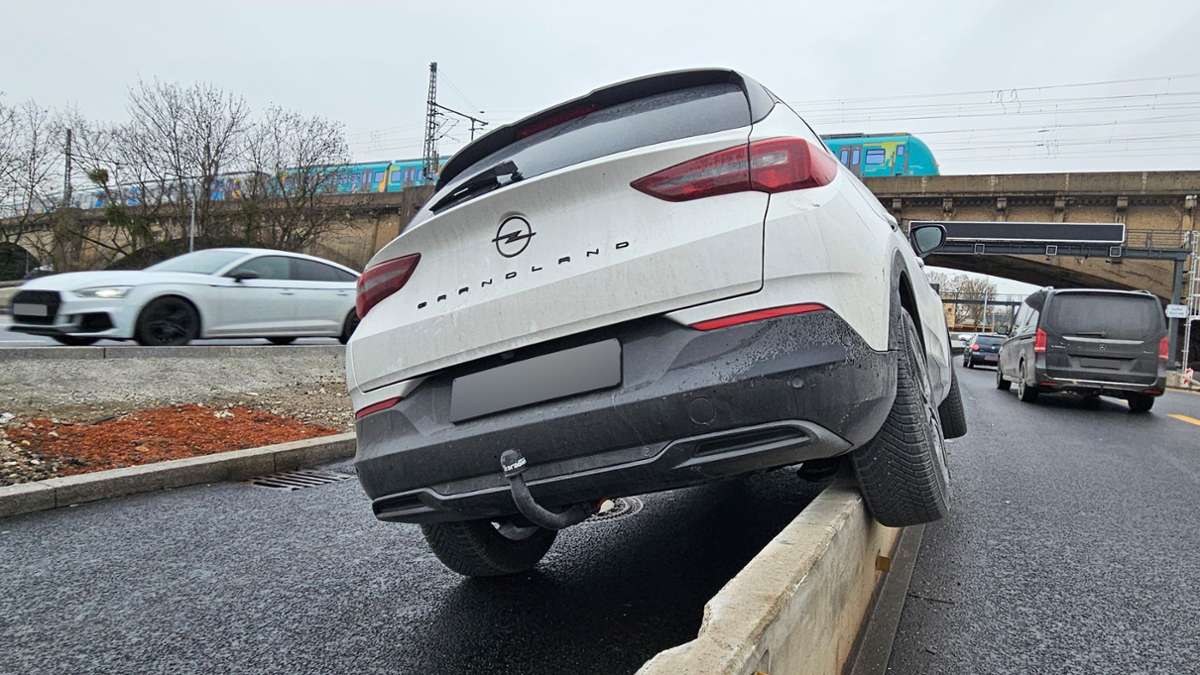 Unfall in Stuttgart: Opel hängt auf Spurtrenner – langer Stau am Rosensteintunnel