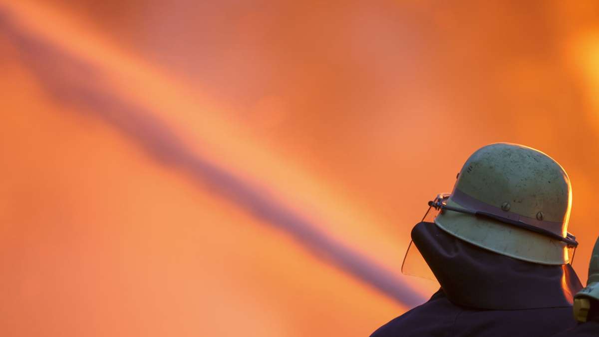 Brand in Esslingen: Feuerwehr rückt aus – Mülleimerbrand mit hohem Schaden - Esslingen