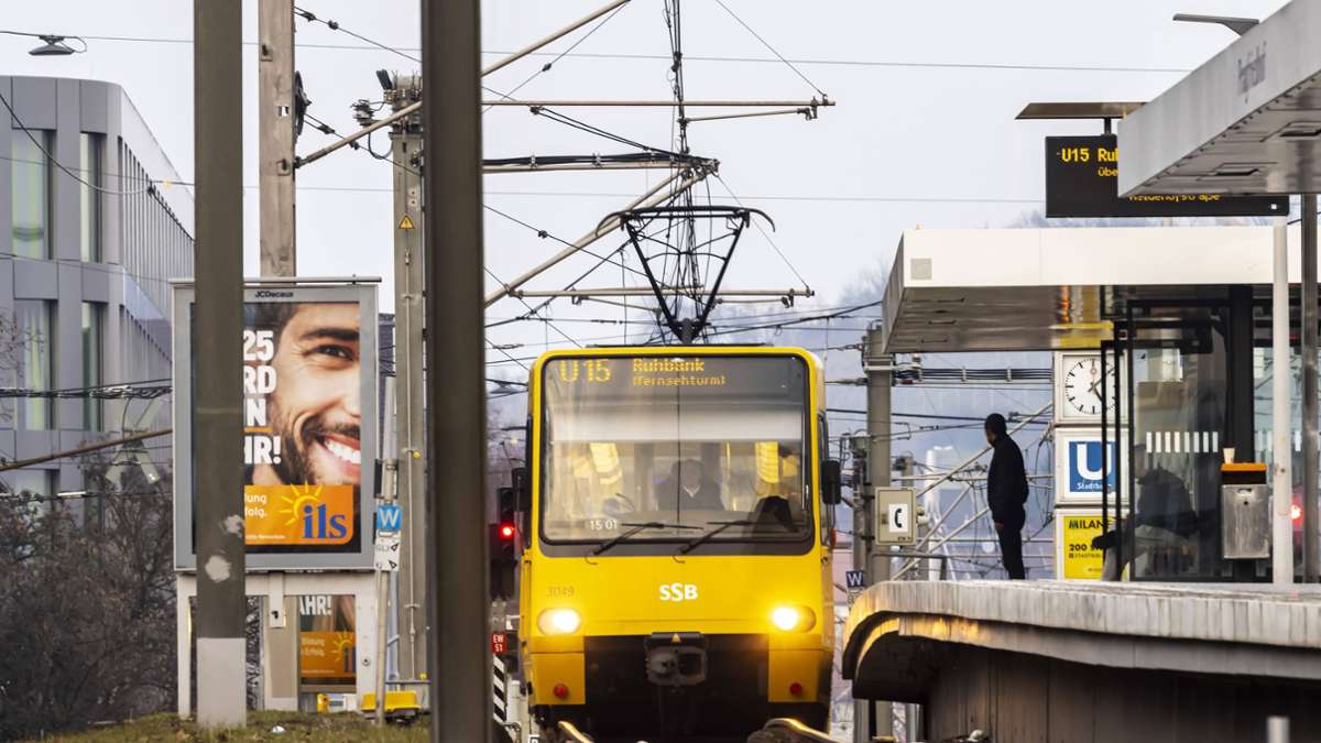 Unfall in Stuttgart-Nord: Auto im Gleisbett – zeitweise Verspätungen und Ausfälle im Stadtbahnverkehr