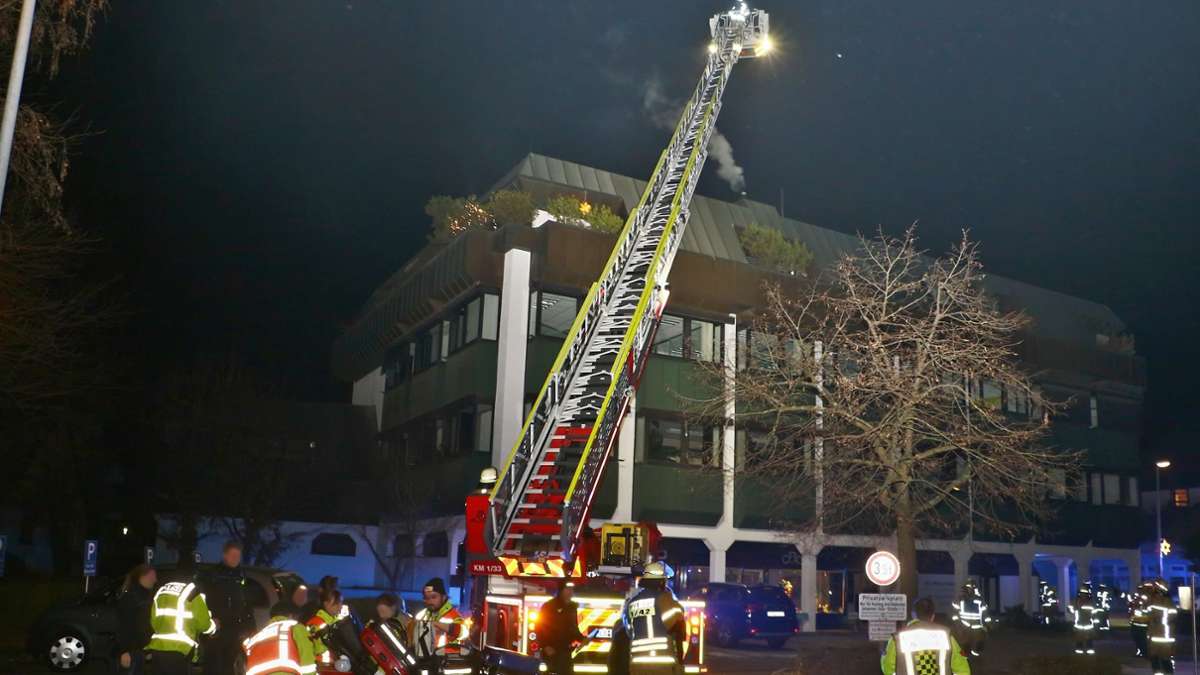 Korntal-Münchingen: Neun Verletzte bei Brand in Mehrfamilienhaus – drei Feuerwehrleute darunter
