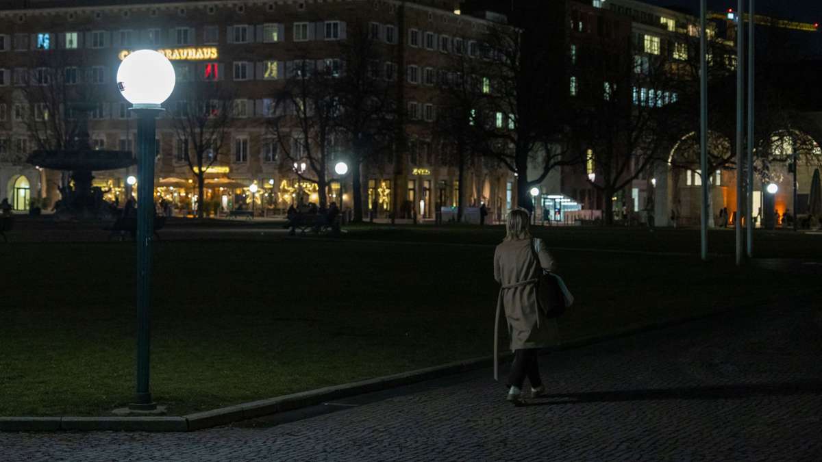Wenig Licht in Stuttgart: Sicherheitsgefühl und Dunkelheit – Ist der Schlossplatz ein „schwarzes Loch“?