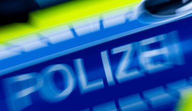Stuttgarter Polizei sucht Zeugen: Trio hält Frau den Mund zu und raubt sie aus