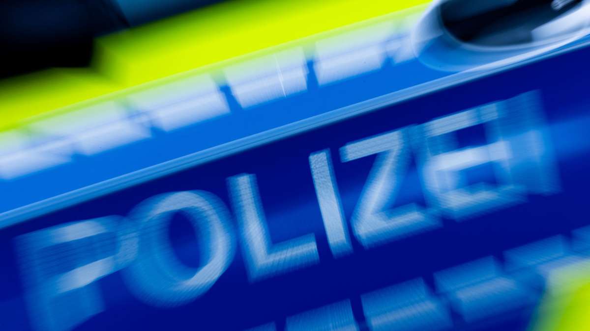 Stuttgarter Polizei sucht Zeugen: Trio hält Frau den Mund zu und raubt sie aus
