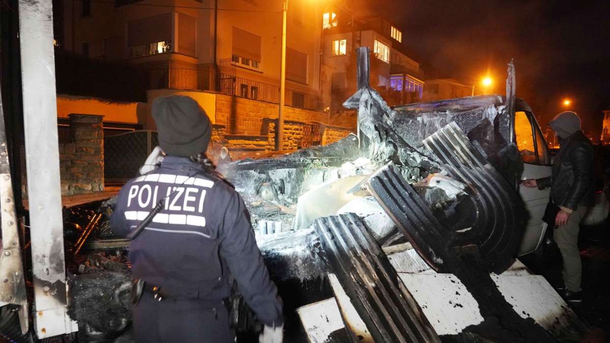 Silvester in Stuttgart: Mercedes-Laster brennt – war es Brandstiftung?