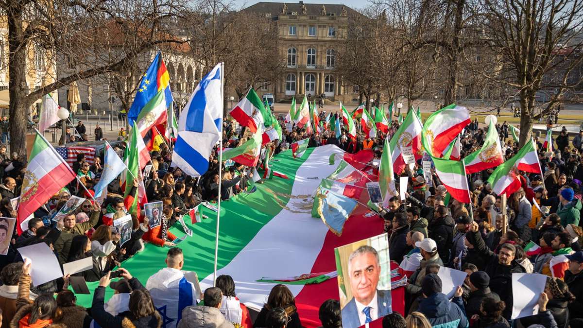 Iran-Demo in Stuttgart: Ein Galgen für den Ajatollah und Lobgesänge auf den Schah - KRZ Plus