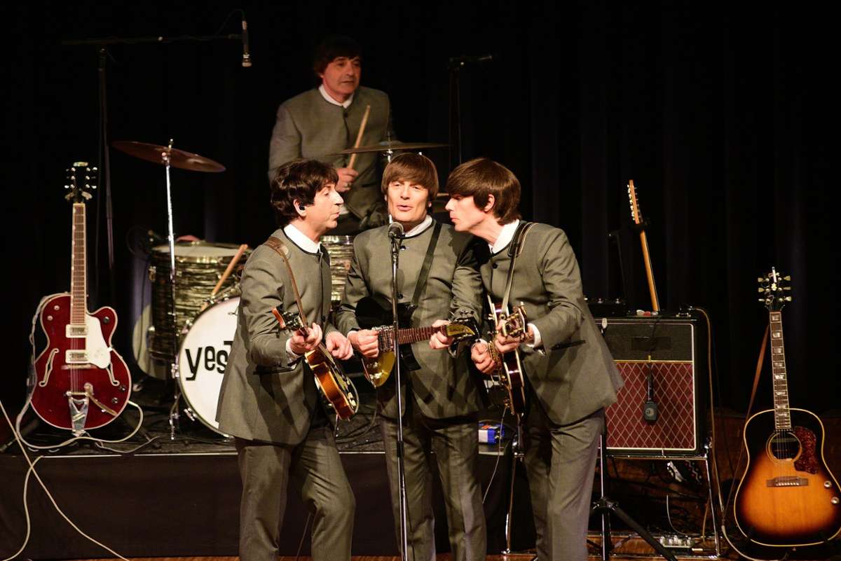 Absolut echt und authentisch: die Tribute-Band „The Love Beatles“ im Festsaal der Freiheitshalle.