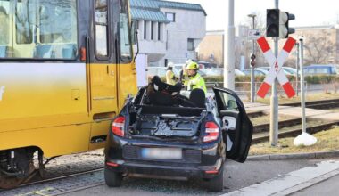 Stadtbahnunfall in Fellbach: U1 kollidiert mit Renault – 31-Jährige in Auto eingeklemmt