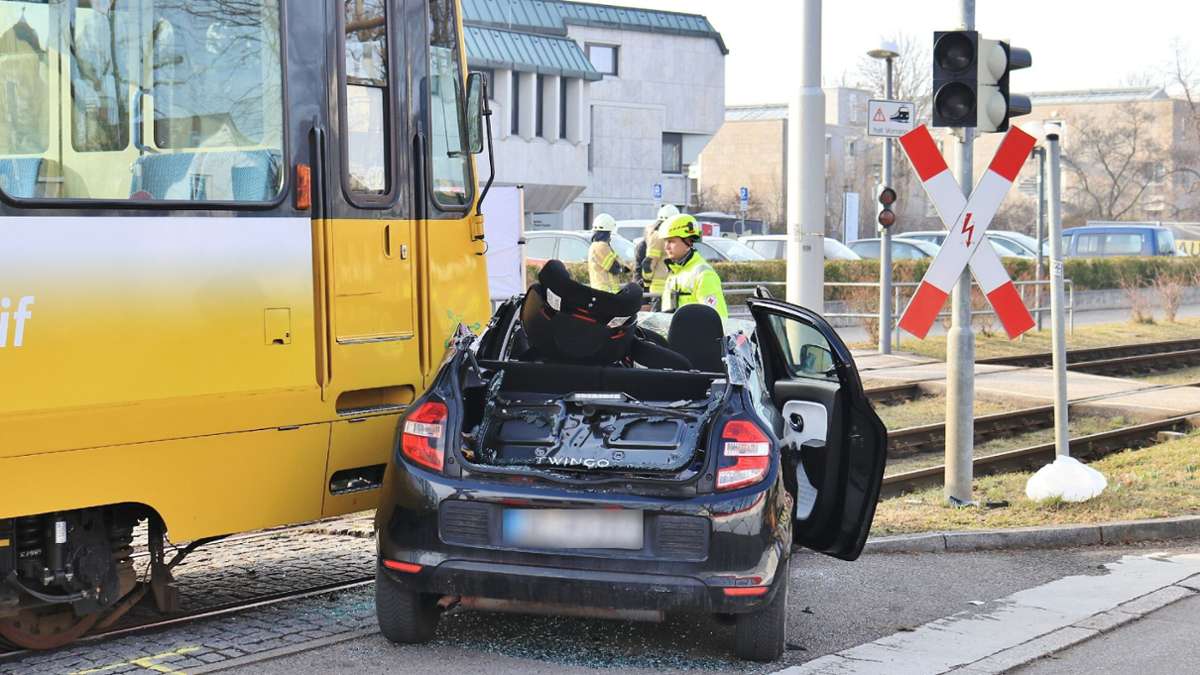 Stadtbahnunfall in Fellbach: U1 kollidiert mit Renault – 31-Jährige in Auto eingeklemmt