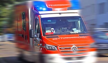 Brand in Stuttgart-Vaihingen: Weihnachtsbaum gerät in Flammen – Bewohnerin erleidet Verbrennungen