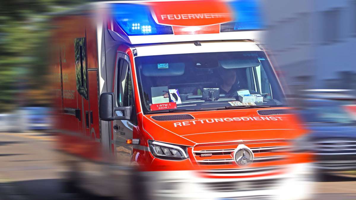Brand in Stuttgart-Vaihingen: Weihnachtsbaum gerät in Flammen – Bewohnerin erleidet Verbrennungen