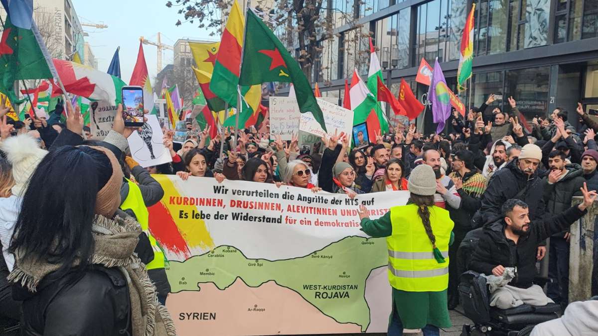 Kurdische Demo in Stuttgart: „Free Rojava“ – Tausende ziehen durch Innenstadt - Startseite