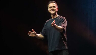 Comedian aus Stuttgart: Liebeskummer und Klischees – so war’s bei Özcan Cosar in der Schleyerhalle