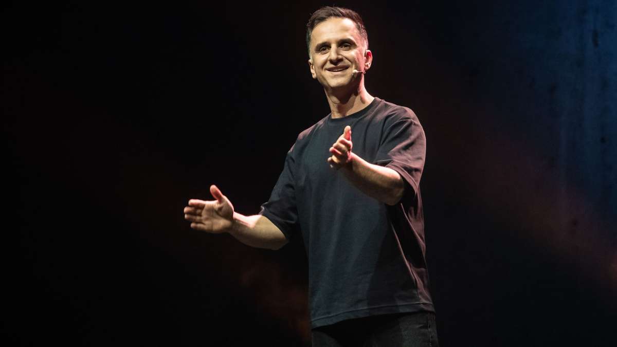 Comedian aus Stuttgart: Liebeskummer und Klischees – so war’s bei Özcan Cosar in der Schleyerhalle