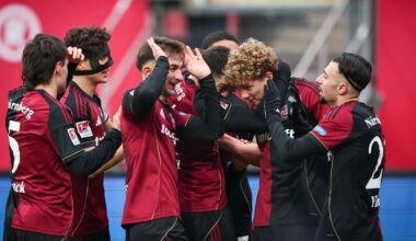 Seine Mitspieler wollen Matchwinner Piet Scobel gar nicht mehr loslassen.