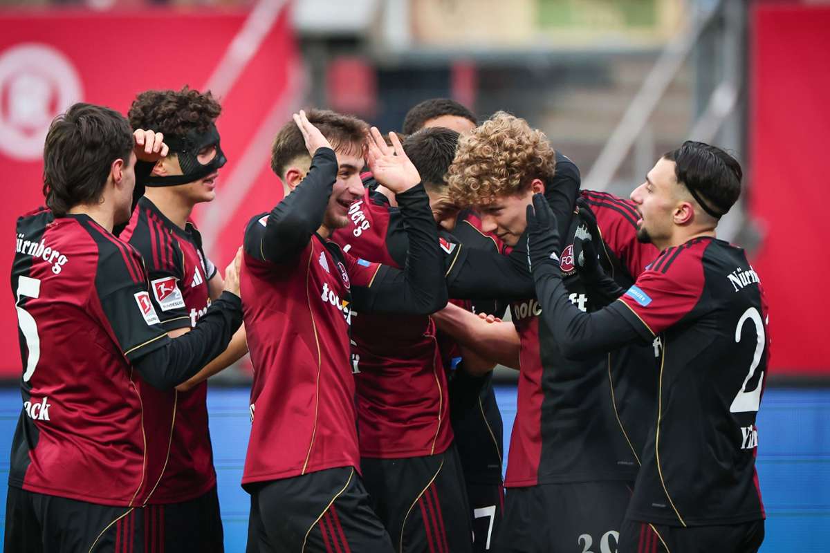 Seine Mitspieler wollen Matchwinner Piet Scobel gar nicht mehr loslassen.