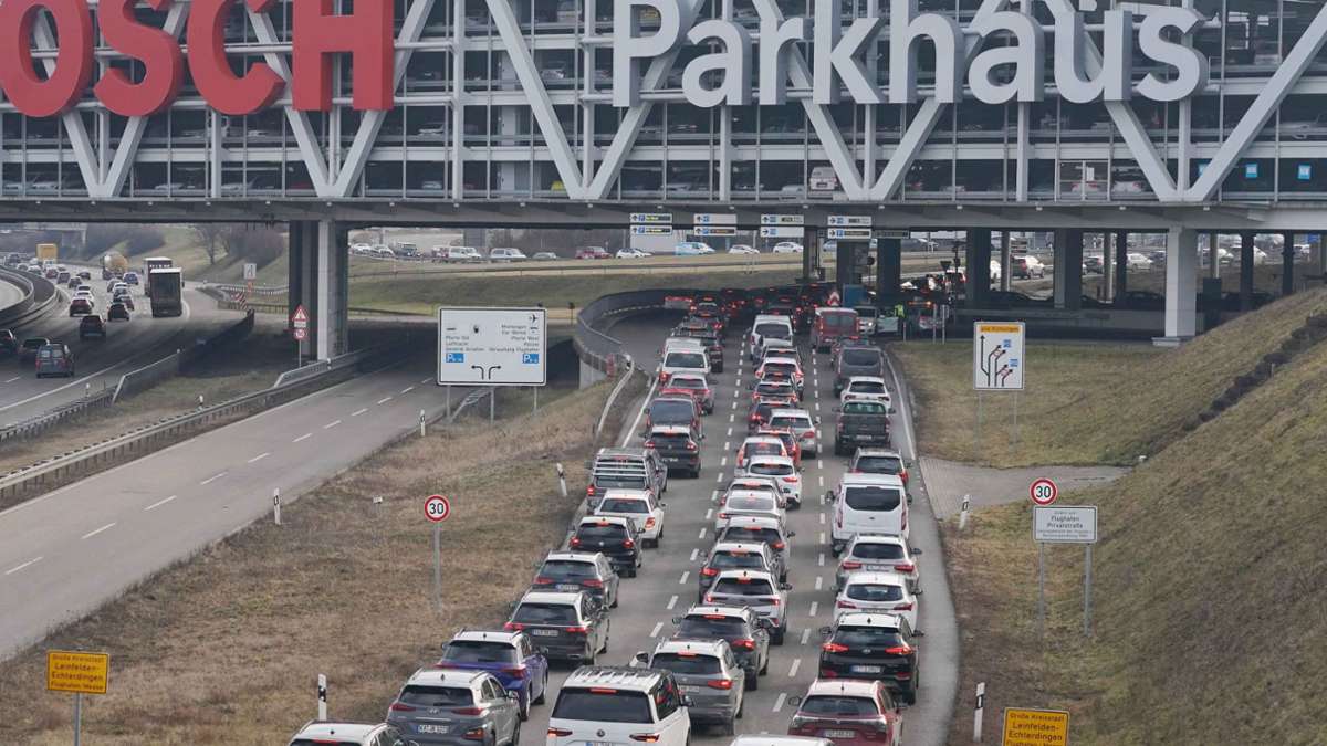 A8 im Kreis Esslingen: Verkehrschaos befürchtet: Wie lief der CMT-Start?