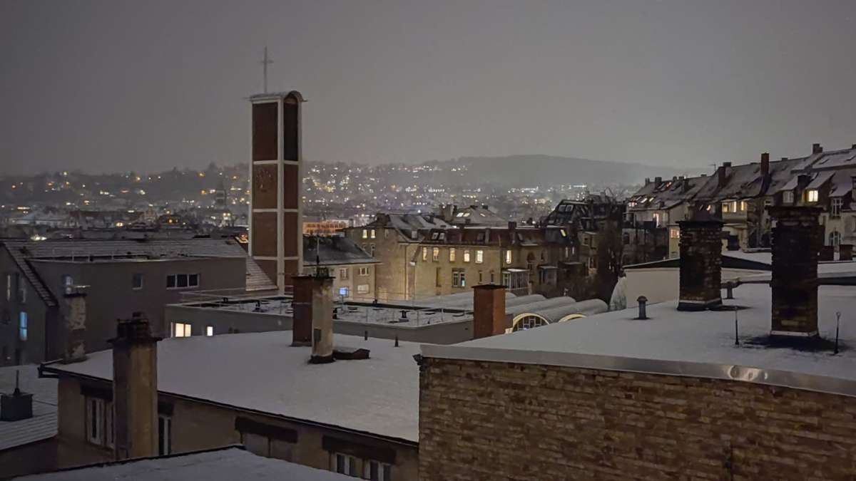 Wetter in Stuttgart: Leichter Schneefall sorgt für weiße Landeshauptstadt und glatte Straßen