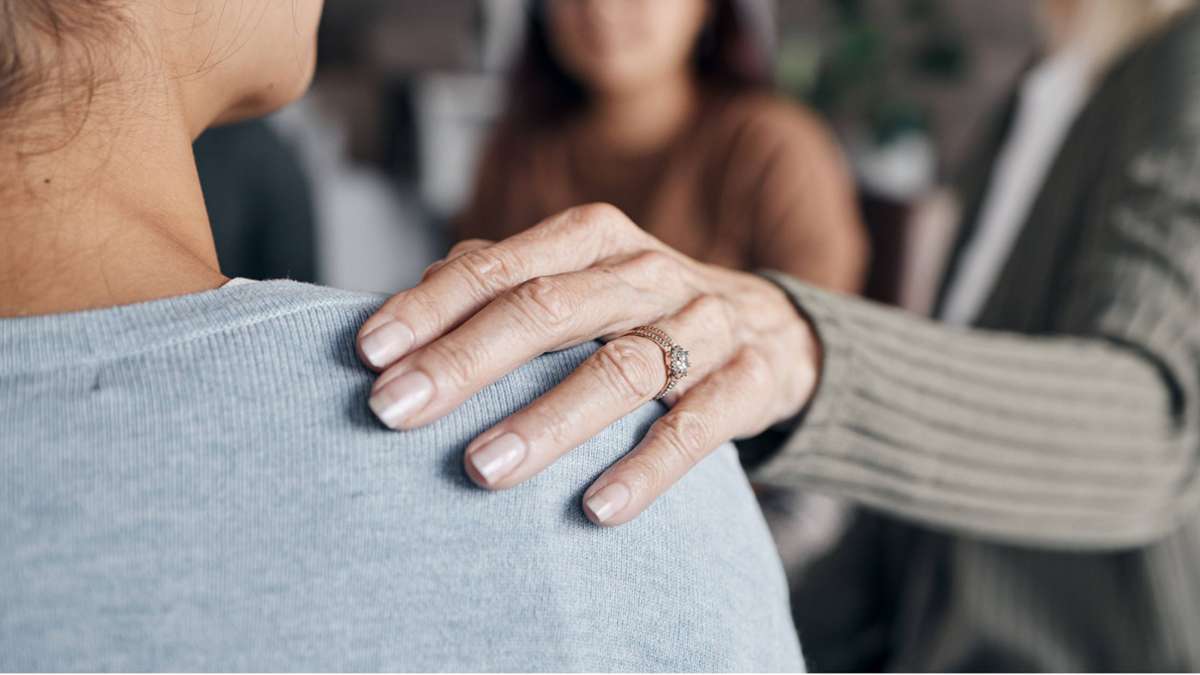 Trost, Tränen und Tsatsiki: Stuttgarter Stammtisch für Verwitwete – „Mit 43 Jahren war ich plötzlich Witwer“ - Stuttgart