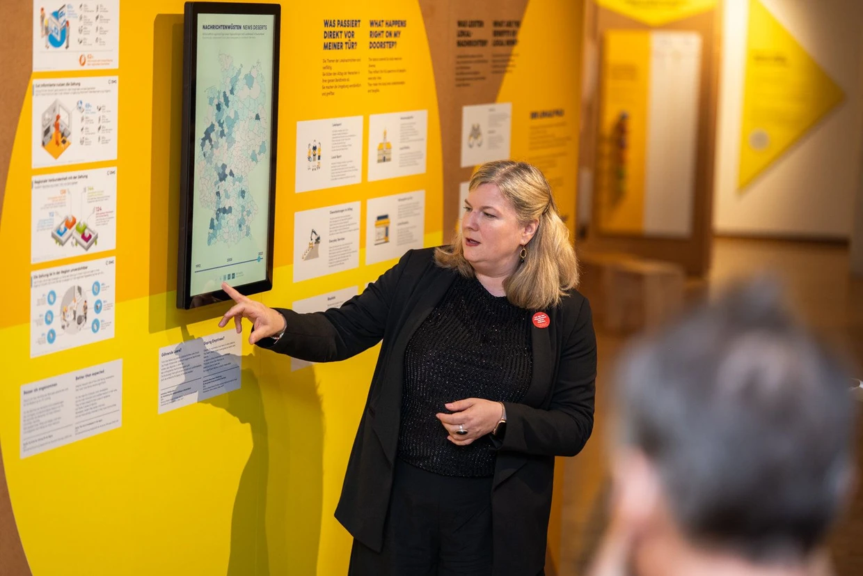 Medienbildung als Demokratiebildung: Annabelle Hornung, Direktorin des Frankfurter Museums für Kommunikation, in der Ausstellung „Nachrichten“