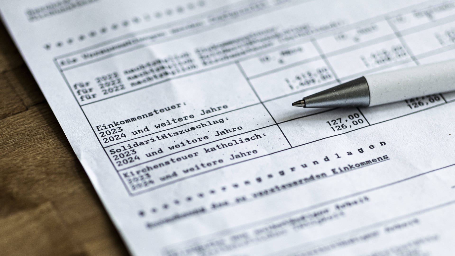 Mehr Bleiwüste als verständliche Auskunft: Erklärungen und Beispiele würden Steuerbescheiden guttun.