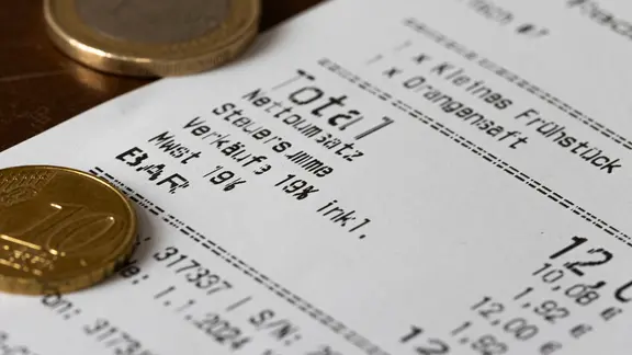 Eine Rechnung mit Mehrwertsteuer von einem gastronomischen Betrieb liegt auf einem Tisch. | picture alliance/dpa | Michael Matthey Eine Rechnung mit Mehrwertsteuer von einem gastronomischen Betrieb liegt auf einem Tisch.