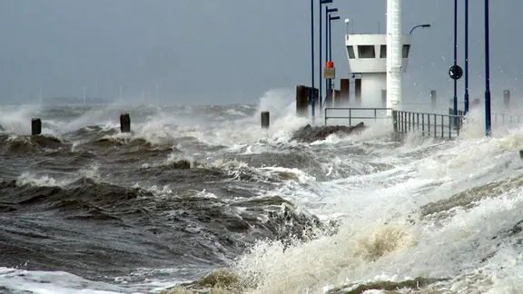 Große Wellen bei einer Sturmflut im Hafen von Dagebüll.