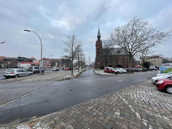 Blick aus Süden: keine Sitzbänke, keine Qualität, nur ein öder Parkplatz.