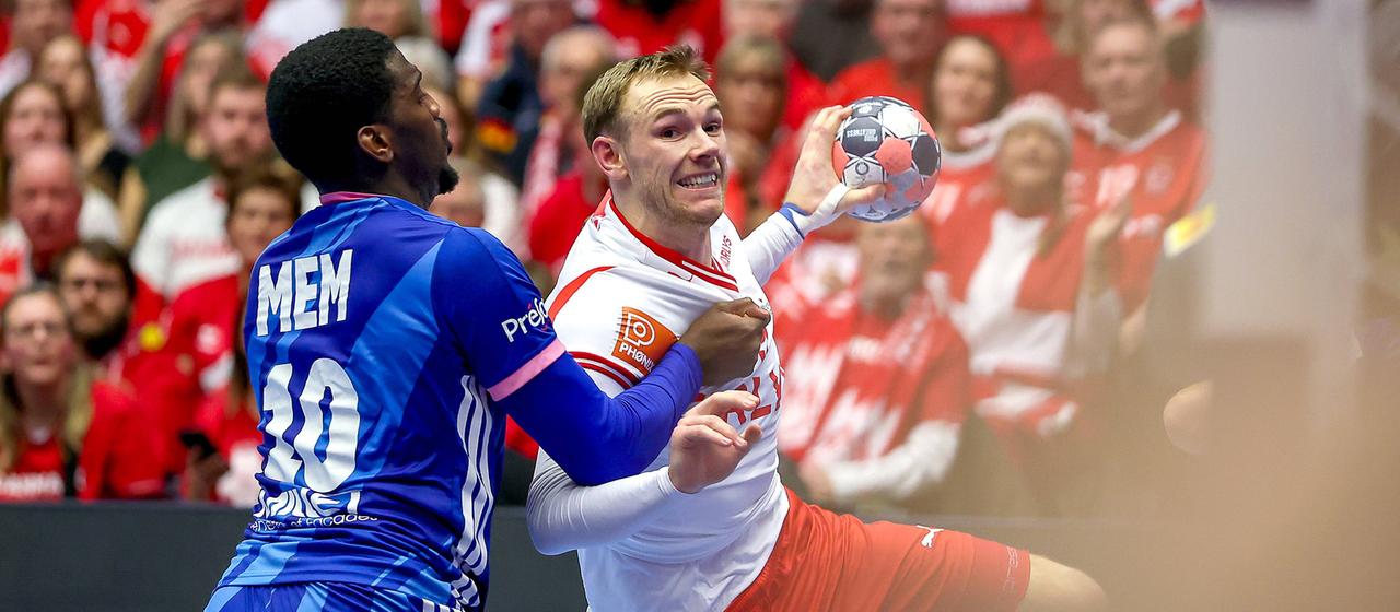 Dänemarks Mathias Gidsel im Zweikampf mit Frankreichs Dika Mem