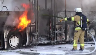Meppen: Bus fängt Feuer: Mitarbeiter schieben Fahrzeug aus Halle