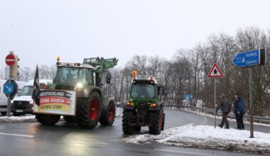 Brinkum: Landwirte lockieren mit ihren Traktoren an der Autobahn-Anschlussstelle Brinkum die Auffahrt zur Autobahn 1 in Fahrtrichtung Hamburg.