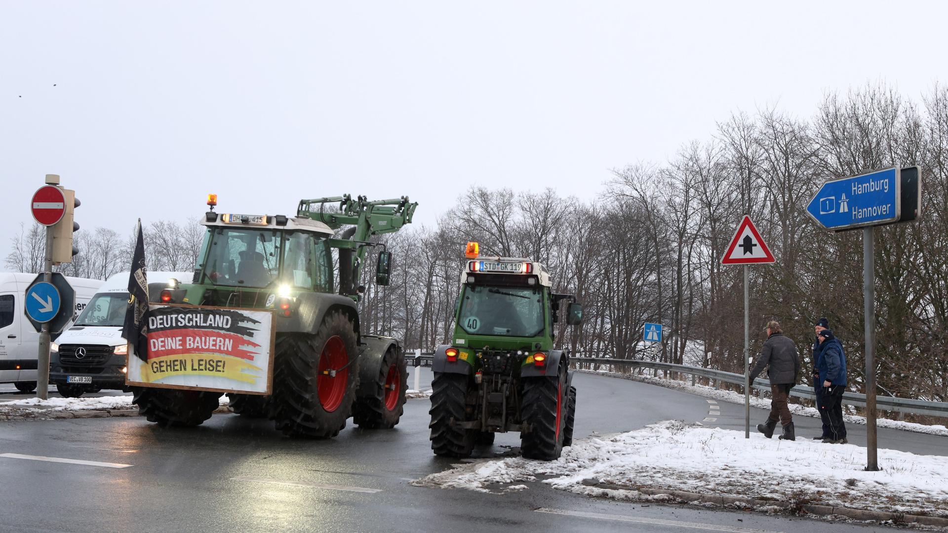 Brinkum: Landwirte lockieren mit ihren Traktoren an der Autobahn-Anschlussstelle Brinkum die Auffahrt zur Autobahn 1 in Fahrtrichtung Hamburg. 