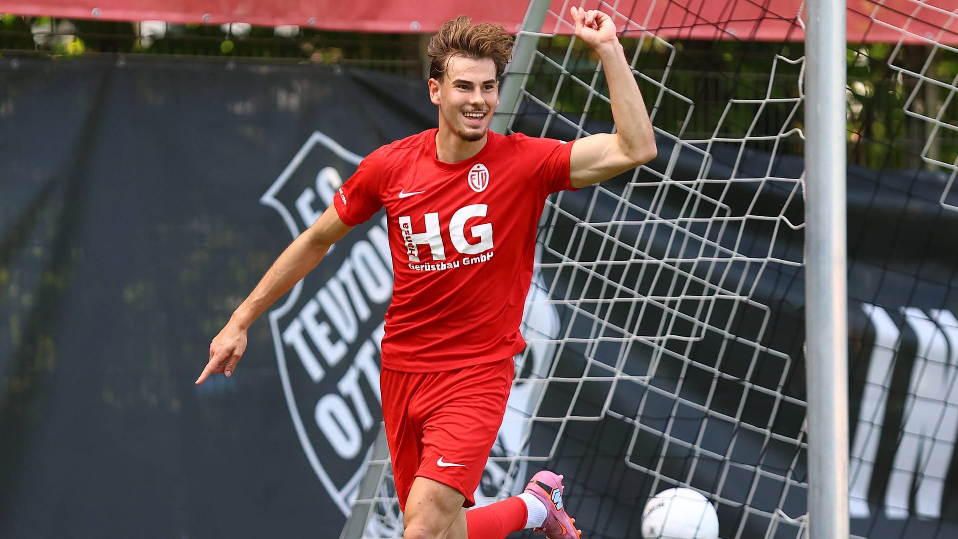 Merlin Sinanovic bejubelt ein Tor (Archivbild): Der Knipser des Eimsbütteler TV spielt künftig für die U23 von Hannover 96.