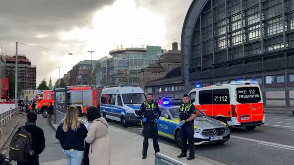 Mehrere Polizisten stehen vor dem Hauptbahnhof.