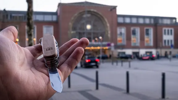 Ein Taschenmesser wird vor dem Kieler Hauptbahnhof in der Hand gehalten.
