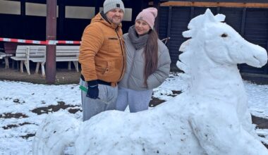 Mann aus Omsk baut Niedersachsenross aus Schnee im Bad Salzdetfurther Kurpark