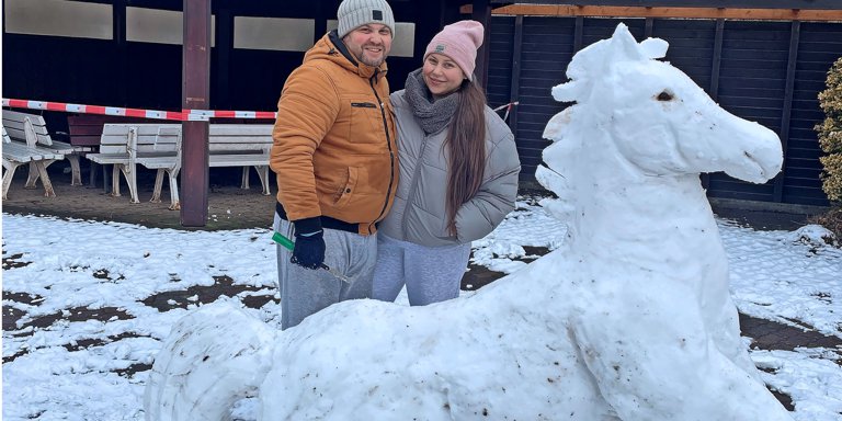 Mann aus Omsk baut Niedersachsenross aus Schnee im Bad Salzdetfurther Kurpark
